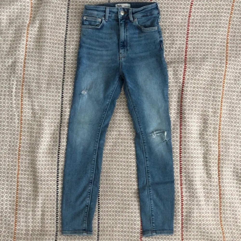 ZARA lightly distressed jeans Sz 4